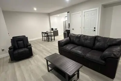 Image de 2 Bed 1 Bath pet friendly duplex in amazing location 2 min walk to school/park