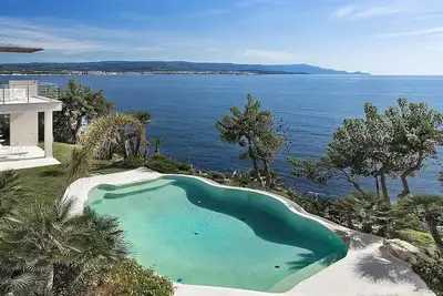 Villa Amenea: A charming and bright two-story villa built directly above the sea, with Free Wi-Fi.