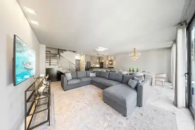 Image de Luxe 3br Townhouse with Jacuzzi| Unit 2 by Bocobay