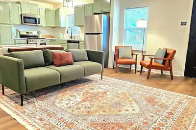 Image de Stylish Home | Sleep 6 | Mid Town