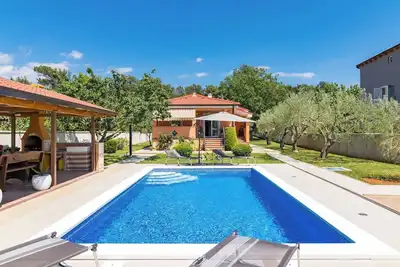 Image de Joli bungalow familial avec piscine privée