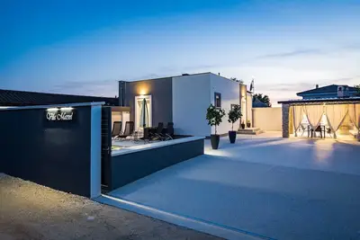 Image de Villa à Gajana avec piscine chauffée