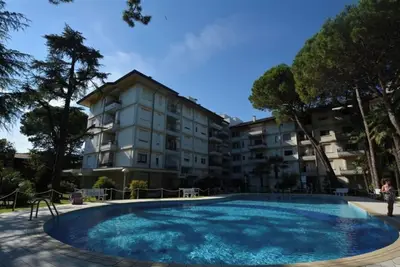 Image de Superbe studio avec immense terrasse dans une résidence avec piscine commune