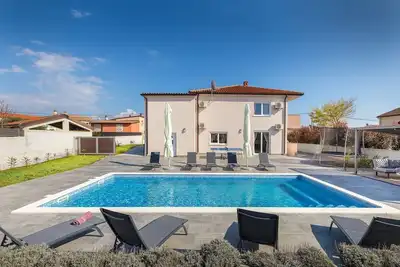 Image de Joli bungalow familial avec piscine privée