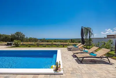 Image de Villa à Krnica avec piscine près plage roche