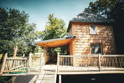 Image de Sustainable Picus Viridis tree house with sauna and hot tub in the countryside