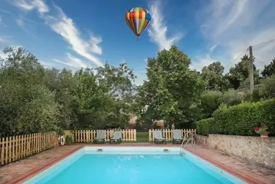 Image de Idyllic Siena Retreat Vineyard View