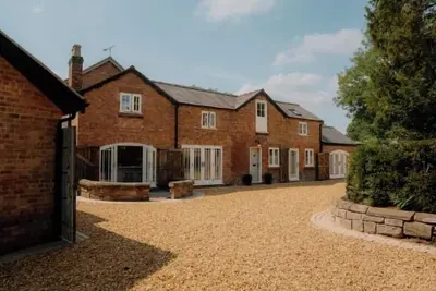 Image de This historic building offers an inviting retreat with its charming blend of comfort and elegance.