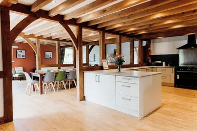 Image de Luxury renovated barn in the countryside with a large hot tub sleeping up to 38. Pets welcome