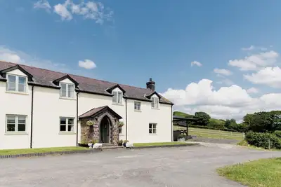Image de Lovely countryside farm house with large hot tub and disabled friendly. Sleeping 12