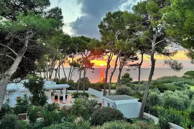 Image de Seaside Escape with Stunning Views – Steps from Taranto’s Best Beaches!