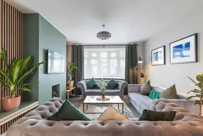 Image de Melrose- Beautiful 4 bedroom home with parking