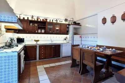 Image de A beautiful villa surrounded by greenery on the road to the Crapolla Fjord