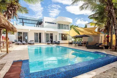 Image de 11bd complex w/ pool & parking, steps from the beach