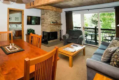 Image de Top floor 2br condo in Aspen next to Lift 1a - pool, hot tub, walk to shops!