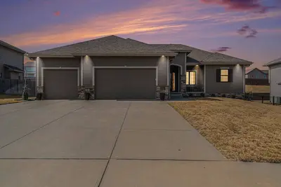 Image de Spacious Retreat in West Omaha 2 King 3 Queen Beds