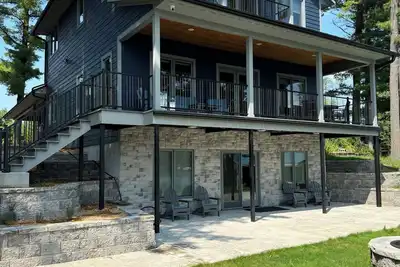 Image de Charming new lake house with beautiful views. Pier for swimming and fishing.