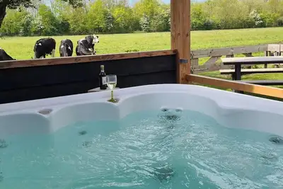 Image de Have a unique experience in the Boerderijkamer with private outdoor hot tub, breathtaking views and comfortable amenities. Enjoy a carefree stay with fresh rolls and delicious coffee every day and explore the surrounding area, the beach, Callantsoog