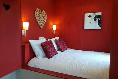 Image de Enjoy a unique vacation, apartment with comfortable bed box, private wellness bathroom and plenty of recreation for the whole family. Relax on the sunny terrace, enjoy fresh rolls and delicious coffee every day and discover the region.