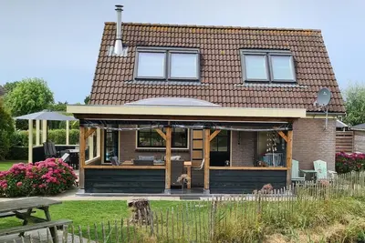 Image de Vacation house, for small groups near Schagen and Callantsoog, ideal for peace, space and nature. Enjoy a good kitchen, luxury bedrooms with private bathrooms, and a cozy canopy. Perfect for families, friends or couples. Dogs welcome, nice hiking and