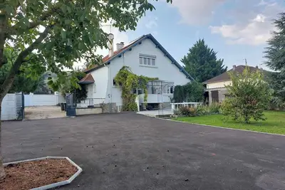 Image de Maison spacieuse en Champagne : une bulle de détente entre amis ou en famille!