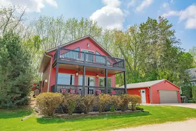 Image de Waterfront Lake Koshkonong Retreat - 5br with Fire Pit, Pier & Social Garage