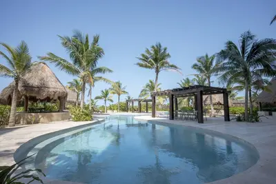Image de Oceanfront retreat with private balcony, outdoor pool, and stunning views
