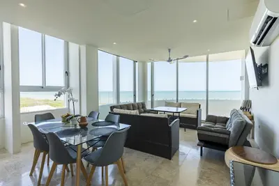 Image de Beachfront apartment with private balcony, heated pool & stunning views