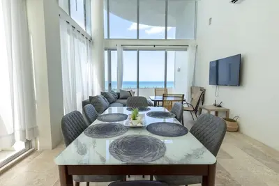 Image de Spacious beachfront apartment with ocean views, private balcony & heated pool