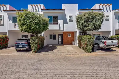 Image de Charming getaway with pool, spacious patio and a short drive to the beach