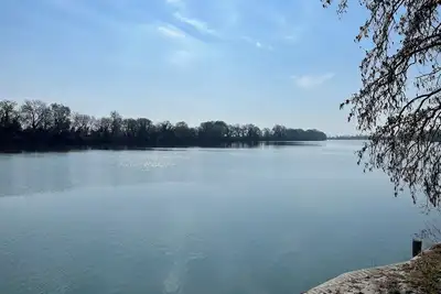 Image de Petite maisonnette mitoyenne en pleine Camargue au bord du petit Rhône