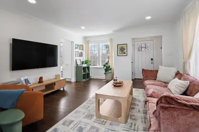 Image de Downtown 2 Br Cottage w/ King Bed