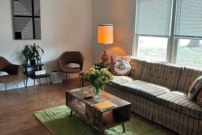 Image de Cozy on Page Street! Vintage vibe with modern amenities. Bring the kids & pets!
