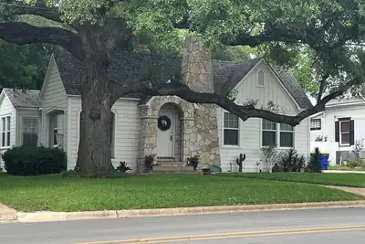 Image de Charming 2-bdrm house walking distance from historic downtown w/ WiFi & Hvac.