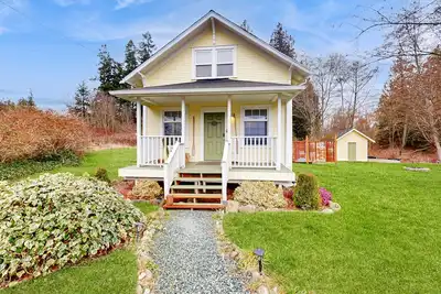 Image de Cozy Cottage w/ Great Location, Private Outdoor Hot tub, W/D, Wifi, and Games!