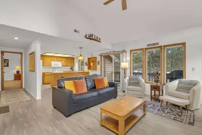 Image de Located in heart of Sunriver, complex pool access!