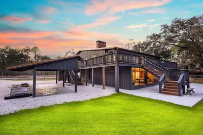 Image de Luxury Waterfront Estate, 2 Kitchens & 5 Baths, Private 2/3 Acre