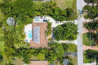 Image de 4br/3ba Tropical & Spacious - Heated Salt Pool!