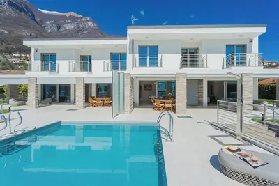 Image de Magnificent modern villa with lake view