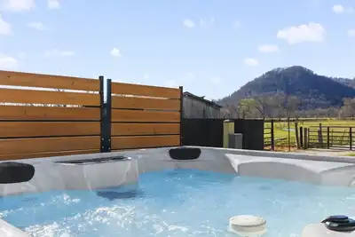 Image de 7 mins Rrg | Hot Tub & Pool Table | Nada Tunnel