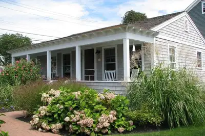 Image de Cute cottage located between First and Second Beaches.