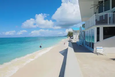 Image de Unobstructed View Beachfront Condo on Central Seven Mile Beach