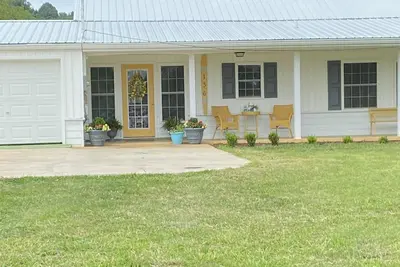 Image de Charming lake front 2-bedroom cottage in Gray with WiFi and Ac