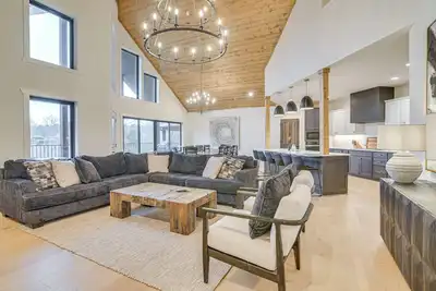 Image de Fireplace + Lake Access: Waterfront Branson Escape