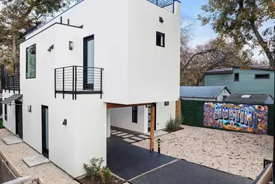 Image de The West Twin Oasis - Hot Tub near Downtown Austin