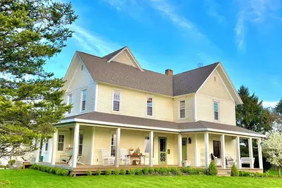 Image de Step Inside a Magazine! Upscale Farmhouse on 3 acres. Hot Tub, Bocce Ball, Gardens