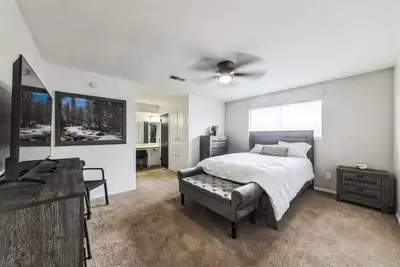 Image de 10 Min from Downtown-Huge Backyard-Stocked Kitchen