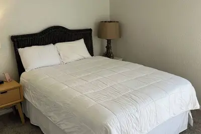 Image de Charming townhome very safe, private, large, perfect loc next to mall, eats, beach!