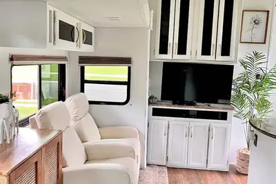 Image de Cozy 2-bedroom Rv in excellent Valrico/Tampa with WiFi, Ac, Heat, Hot water