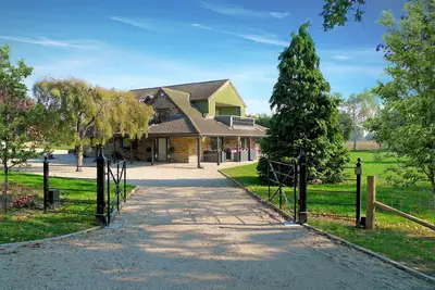 Image de 5 bedroom luxury retreat set in 1. 3 acres of landscaped grounds with hot tub